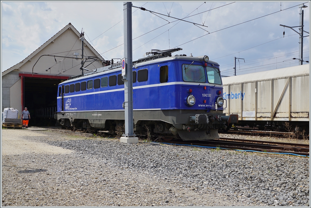 Eine ex ÖBB Lok bei der OeBB: die 1042 007-1 steht aufgebügelt in Balsthal. 
Die der Widmer Rail Service gehörende Lok trägt die UIC Nummer 91 85 1042 007-1 CH-WRSCH.

30. August 2022