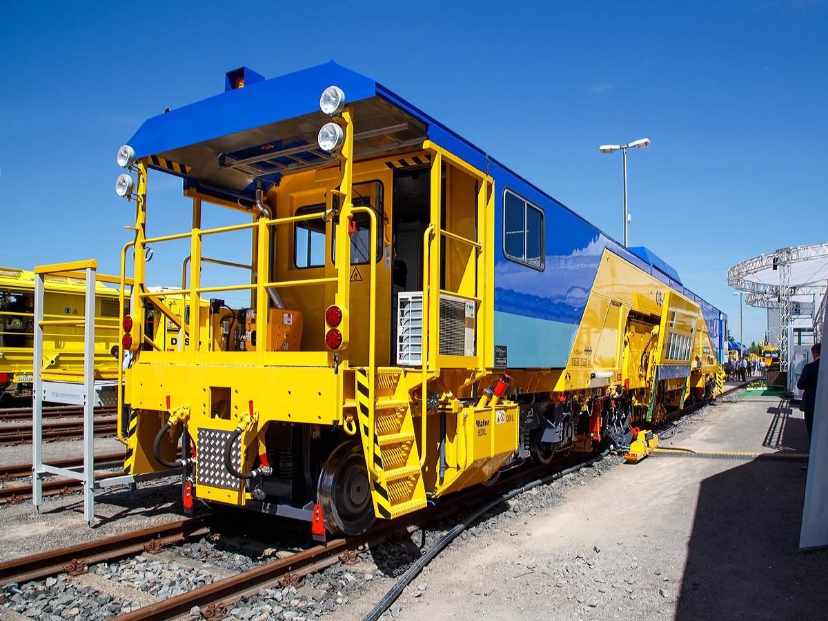 
Eine Gleis-Stopfmaschine für Japan (JR Tokai), die Plasser & Theurer kontinuierliche 2-Schwellen-Stopfmaschine 09-2X/SH (mit schallisolierter Split-Head-Technologie), präsentiert auf der iaf 2017 in Münster (am 01.06.2017). 

Die Maschine wurde 2017 von Plasser & Theurer in Linz unter der Maschinen Nr. 6300 gebaut. 

TECHNISCHE DATEN: 
Spurweite: 1.435 mm 
Anzahl der Achsen: 8
Länge über Puffer:  25.050 mm
Eigengewicht: 92.000 kg
Nutzlast: - t
Zul. Anhängelast: 60 t
Leistung: ca. 370 kW 
Kleister befahrbarer Gleisbogen: R = 80 m 
Höchstgeschwindigkeit: 70 km
