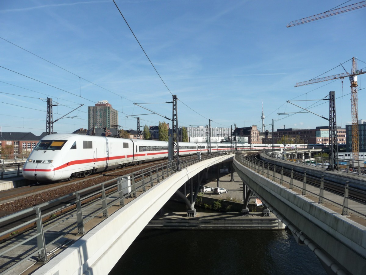 Eine ICE2-Doppeltraktion mit 402 008 an der Spitze f�hrt am 31.10.13 in Berlin Hauptbahnhof ein. Die Ziele sind K�ln bzw. D�sseldorf.