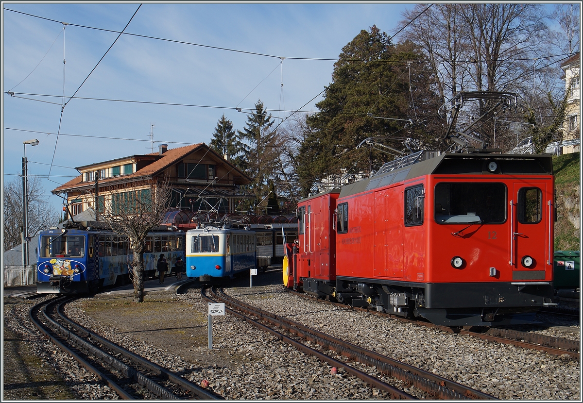 Eine kleine Fahrzeugparade in Glion: 
v.l.n.r: Beh 4/8 302 Baujahr 1983 (und ein weiterer) als Regionalzug 3364 vom Rochers de Naye nach Montreux, der Beh 2/4 204 Baujahr 1938 als  Schlerzug  3389 von Montreux nach Haut de Caux und die  Last Mile  Hem 2/2 12 Baujahr 2013. So bunt und abwechslungsreich kann die 80 cm Spur sein!
8. Dez. 2015