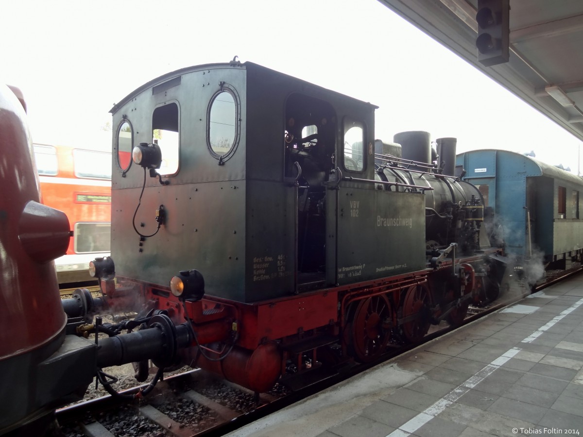 Eine kleine Lok die im Zugverband eines Sonderzuges Wittmar-Braunschweig von Asse-Bummler war.
Aufgenommen im September 2014 in Braunschweig Hbf.