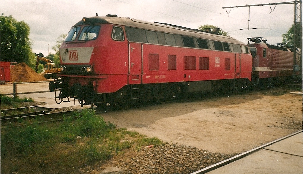 Eine kleine Sensation war es als 218 218 zu Testfahrten an die Ostseeküste kam.Nach einer Testfahrt von Sassnitz fotografierte ich die Lok in Stralsund.