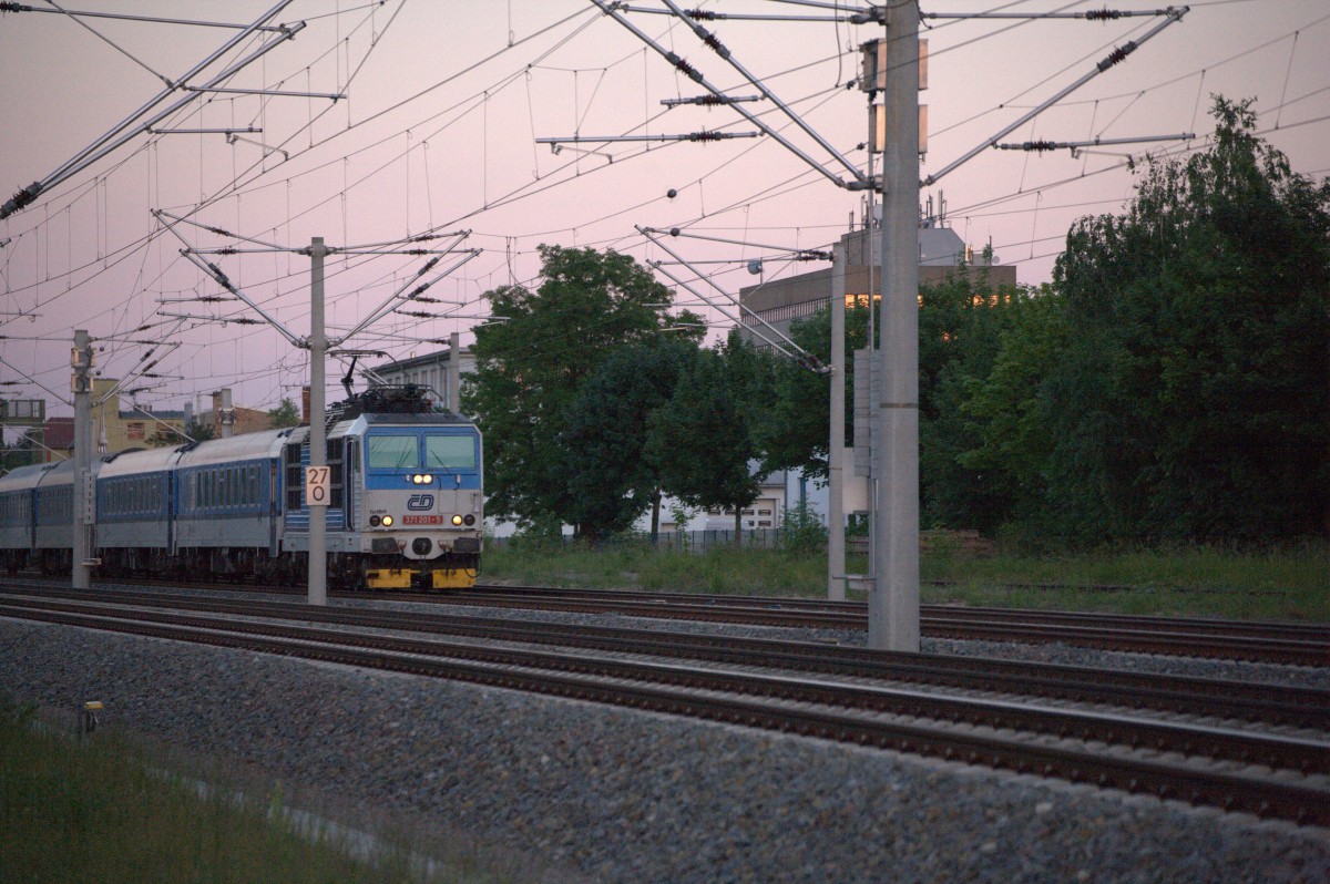 Eine Kn�delpresse   371 201-5  Gottlieb  passiert Radebeul Ost mit einem kurzen Schnellzug. 06.06.2014 21:06 Uhr.