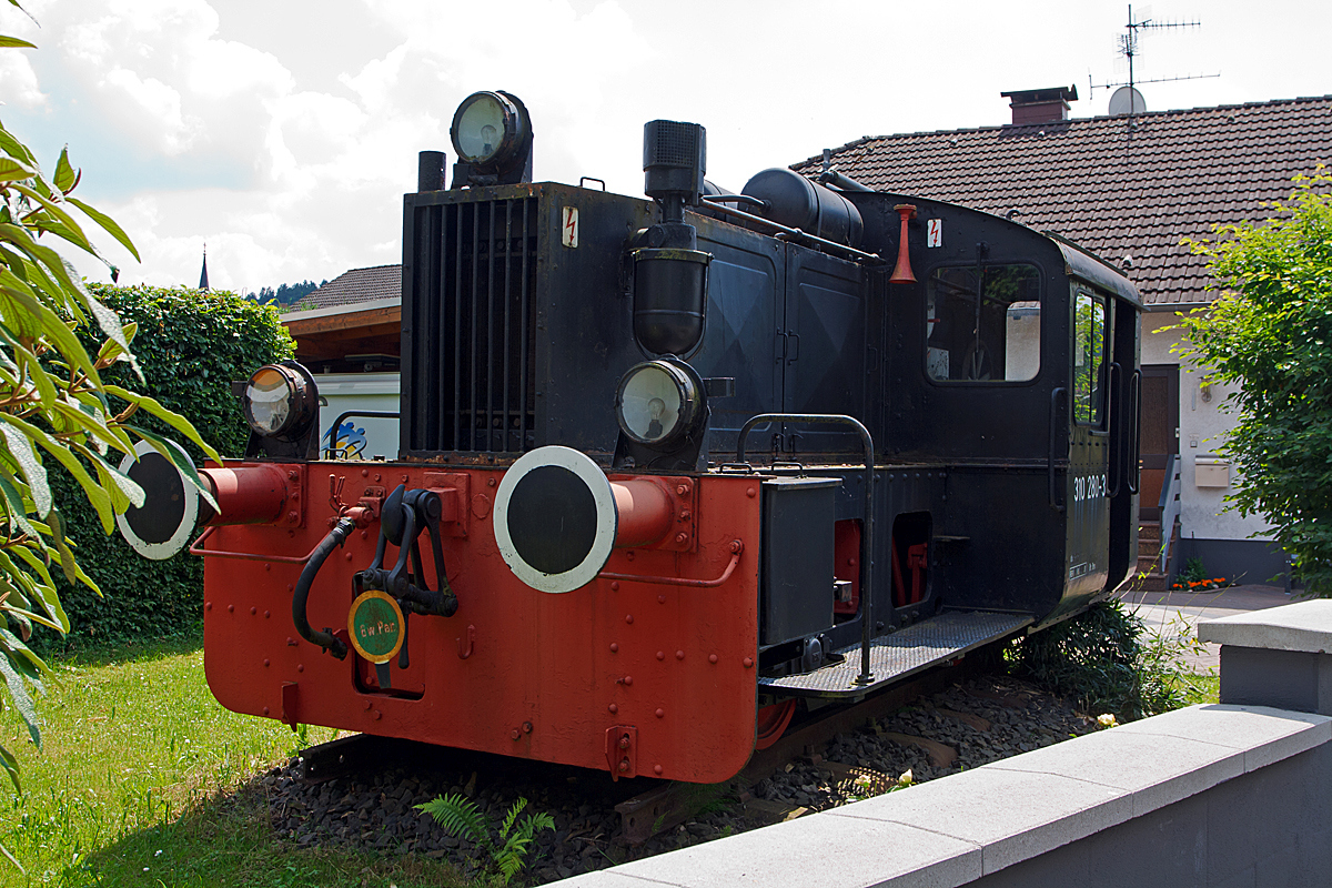 
Eine Köf II in seinem Garten, wer träum nicht davon.... 
In Wetzlar-Garbenheim ist dies war, dort hat ein Private Mann die 310 280-3 als Denkmallok in seinem Garten aufgestellt (aufgenommen vom Gehweg aus). 

Die Köf II wurde 1933 bei O&K unter der Fabriknummer 20274 gebaut und als Kö 4180 an die Deutsche Reichsbahn geliefert, nach dem Krieg blieb sie im Osten und behielt so die Bezeichnung DR  Kö 4180, 1970 wurde sie in DR 100 280-7 umgezeichnet und 1992 noch zur DR 310 280-3. Am 03.09.1993  erfolgte dann die z-Stellung, obwohl sie dann sofort in Privatbesitz ging, wurde sie noch bis zum 07.07.1994 als DB 310 280-3 geführt.