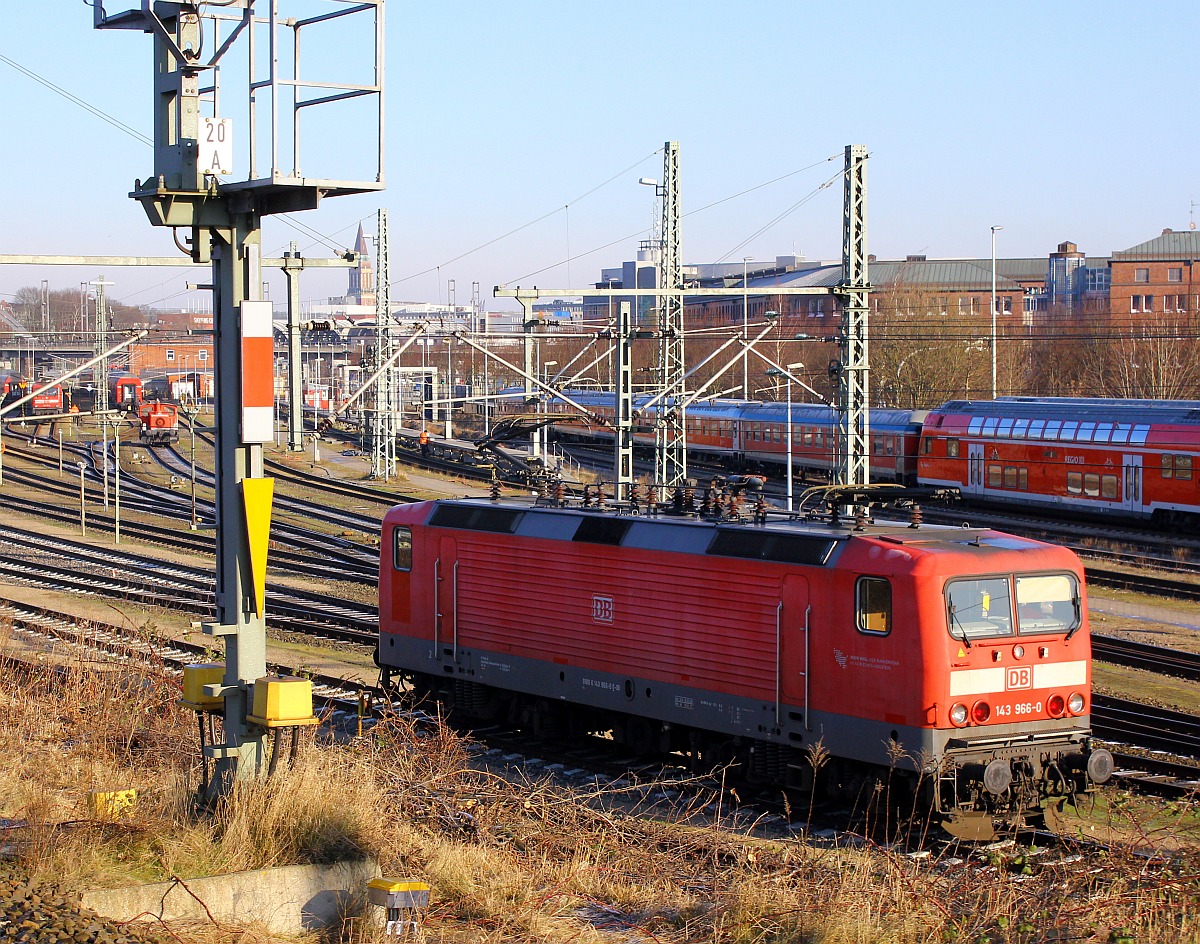 Eine der letzten 143er des Bh Kiel...6143 966-0 abgestellt im Vorfeld des Kieler Hauptbahnhofes. 17.02.2016 