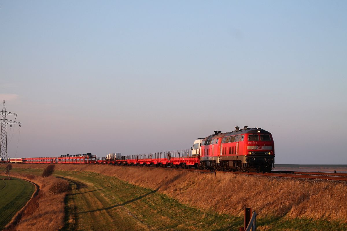 eine Minute später kreuzt der SyltShuttle aus Westerland mit 218 390 + 218 345 Wiedingharder Neuer Koog 19.12.2020