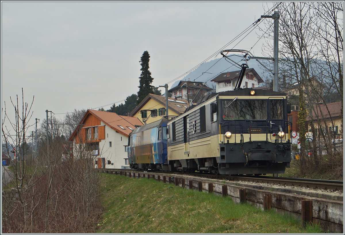 Eine MOB GDe 4/4 6000 und Ge 4/4 8000 bei Plachamps auf dem Weg nach Montreux.
20. März 2015