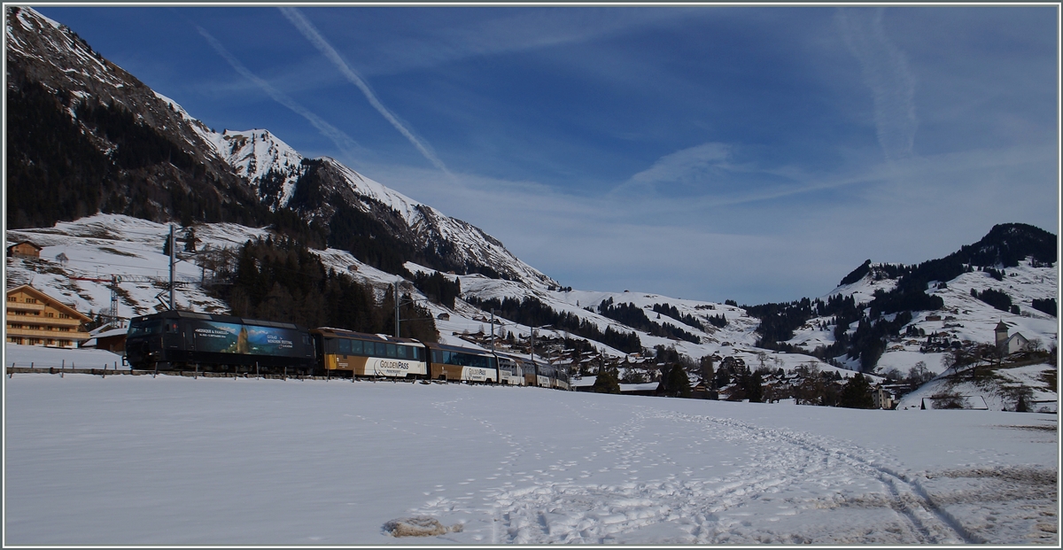 Eine MOB Ge 4/4 mit einem Panoramic Express bei Château d'Oex. 
26. Jan. 2016