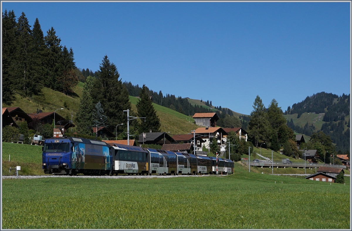 Eine MOB Ge 4/4 (Serie 8000) mit ihrem Panoramic Express zwischen Saanenmöser und Schönried.
30. Sept. 2016