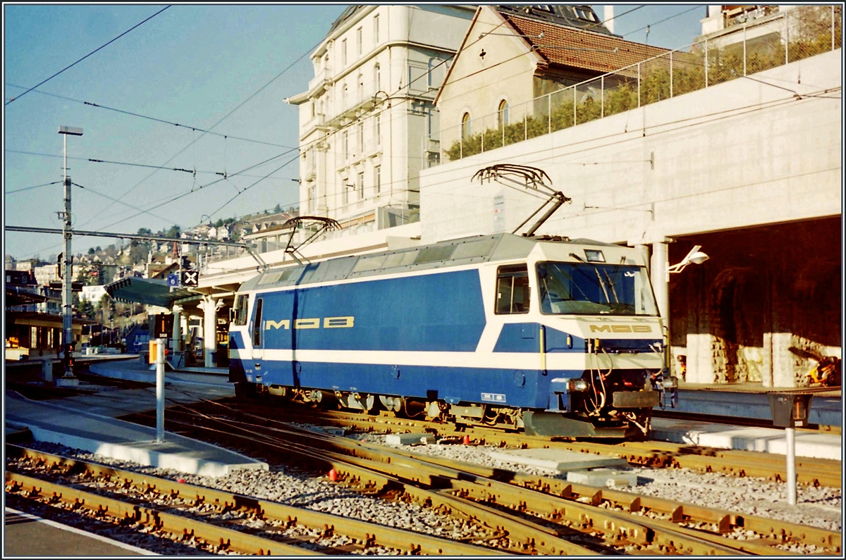 Eine MOB Ge 4/4 (Serie 8000) im gelungen Original-Anstrich beim Rangieren in Montreux. 

Ein Analogbild vom Januar 2000