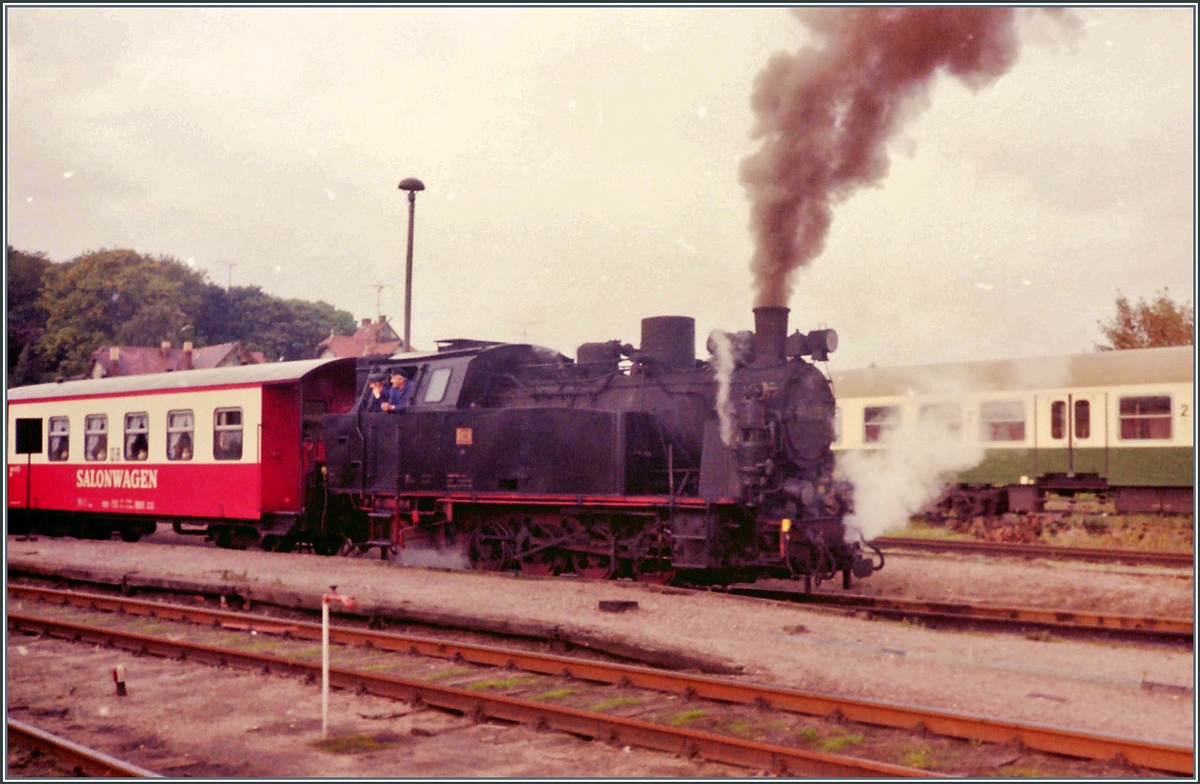 Eine Molli Dampflok rangiert in Bad Doberan ihren DR Salonwagen an den Zug.

26. Sept. 1990