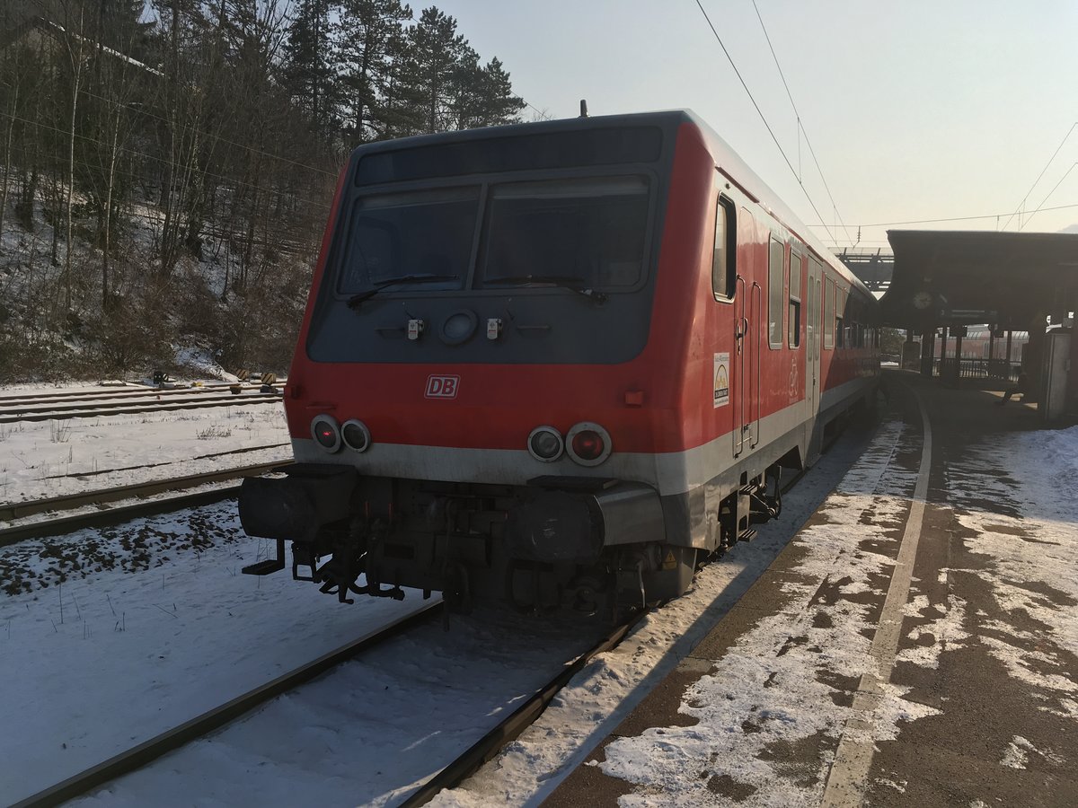 Eine N - Wagen Garnitur mit einem Wittenberger Kopf und 143 827 als Schublok erreicht als Rb aus Ulm am 23.01.17 Geislingen an der Steige.

Oft wird man hier solche Bilder auch nicht mehr machen können da die Rb auf dieser Strecke eigentlich ausschließlich mit Doppelstockwagen bedient wird und die N -Wagen nur noch vereinzelt oder als Ersatzgarnituren zu sehen sind.

Umso schöner fand ich es noch eine Überraschende Fahrt mit ihnen von Ulm nach Geislingen verbringen zu dürfen.