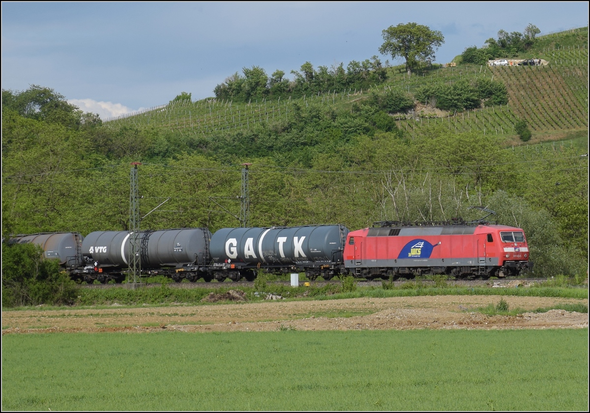 Eine Neuschweizerin auf dem Weg nach Basel. 120 145 der WRS auf der Rheintalbahn bei Müllheim. Mai 2020.