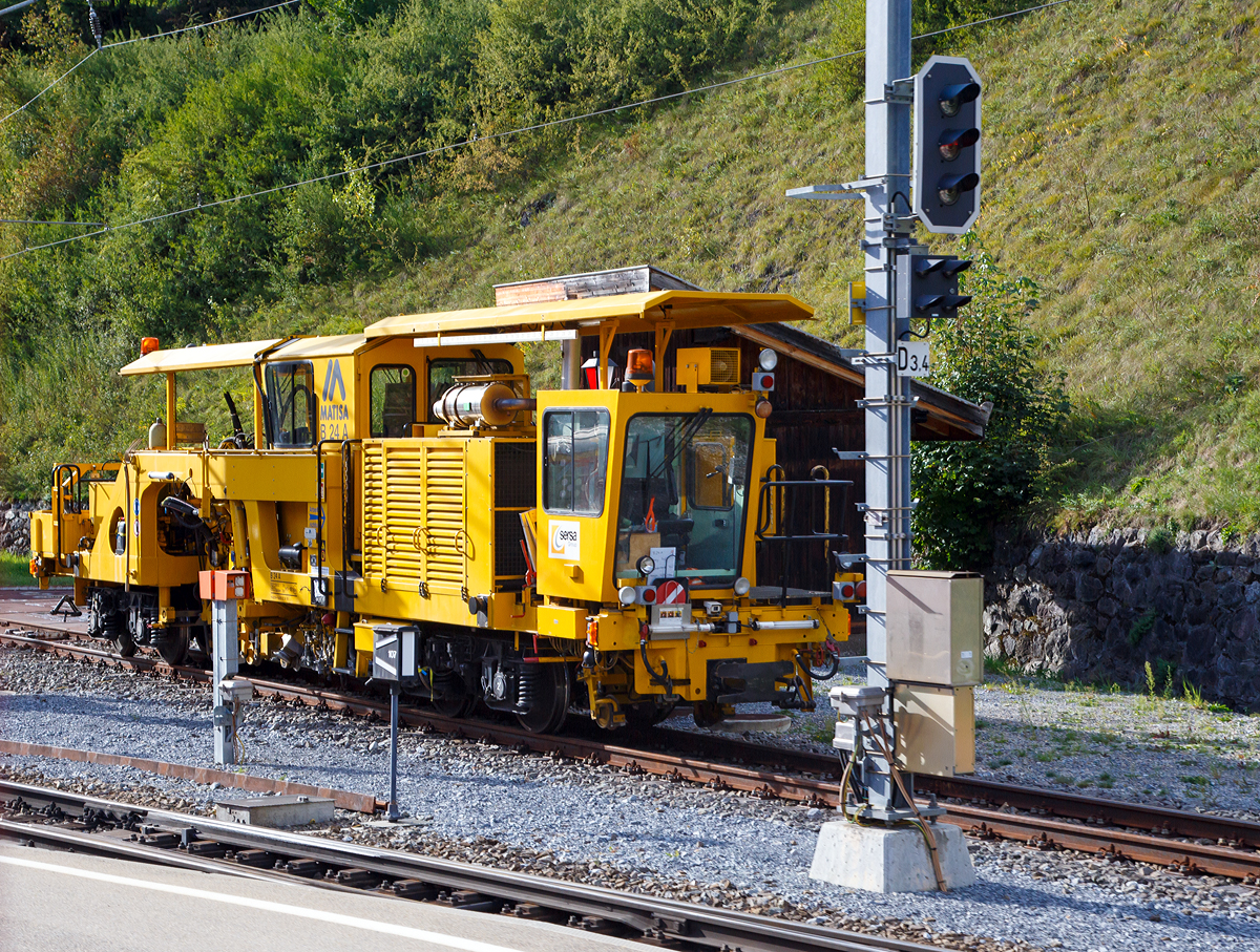 
Eine Nivellier- Richt- und Stopfmaschine vom Typ MATISA B 24 A der Sersa Group abgestellt am 12.09.2017 im Bahnhof Filisur.

FAHRZEUGDATEN:
Spurweite: 1.000 mm
Gewicht: 35 t
Länge über Puffer: 14.80 m
Drehzapfenabstand: 8.70 m
Achsabstand im Drehgestell: 1.60 m
Min. Kurvenradius: 45 m
Höchstgeschwindigkeit: 60 km/h (eigen und geschleppt)