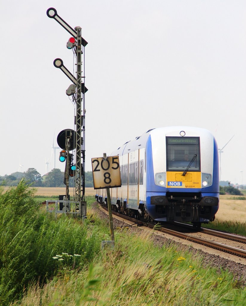 Eine NOB(Schublok DE 2000-02) nach Niebüll passiert hier das Einfahrsignal Bü Lehnshallig zur Ausweichstelle. 04.08.12