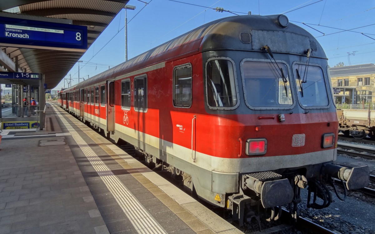 Eine N�rnberger n-Wagen Garnitur - bestehend aus dem Steuerwagen(82-34 302-3 Bnrdzf 477.2), einem 2.Klasse Wagen(22-34 342-2 Bnrz 436.4) und der E-Lok 111-173 - l�sst sich im Bahnhof Bamberg von der Oktobersonne 2013 bescheinen.