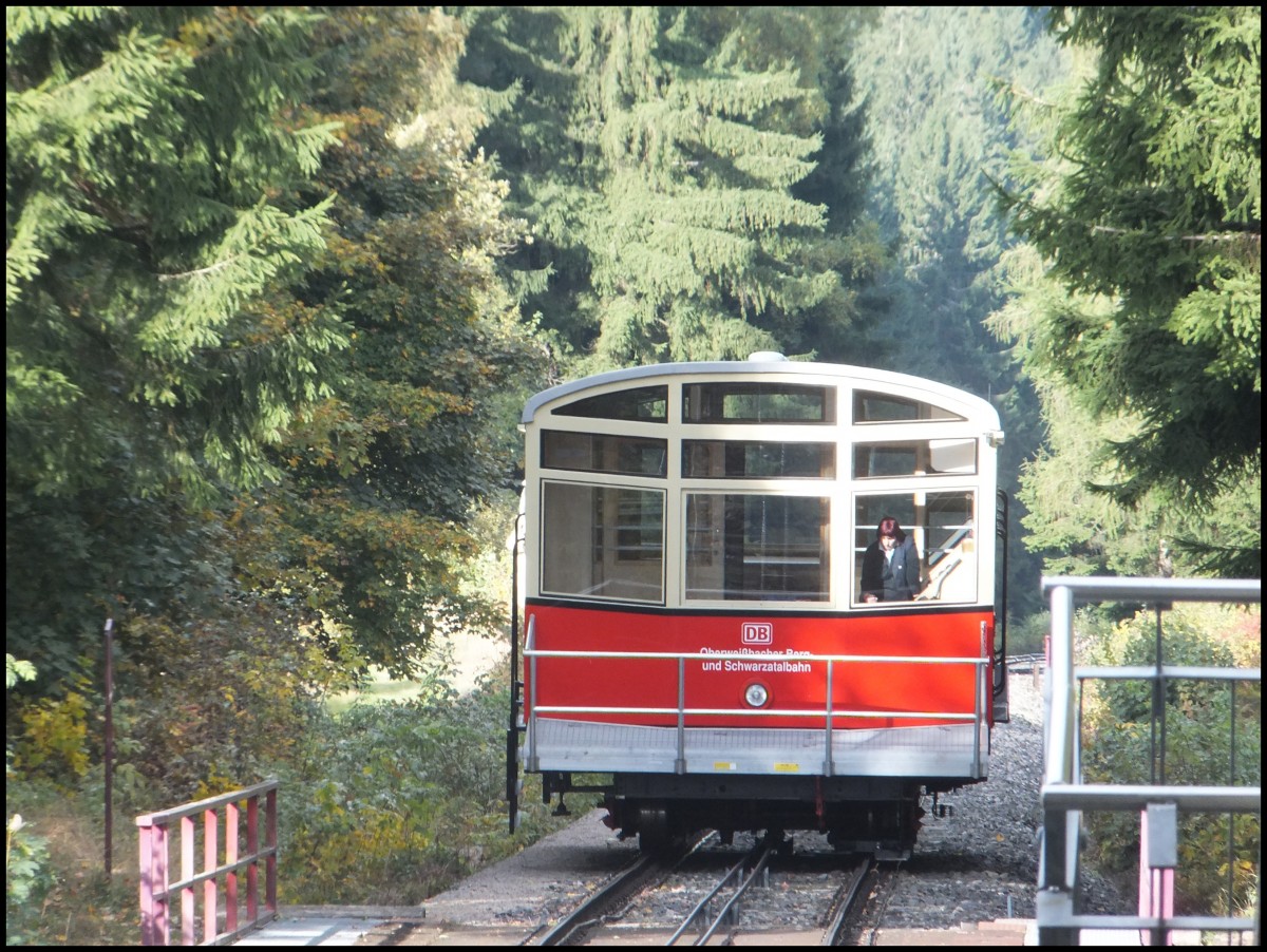 Eine der Oberwei�bacher Bergbahnen in der Mitte der Strecke.