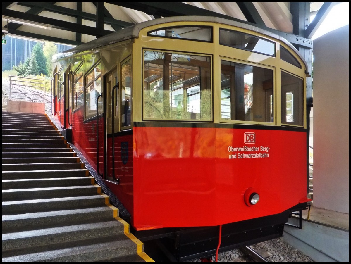 Eine der Oberwei�bacher Bergbahnen in der Mitte der Strecke.
