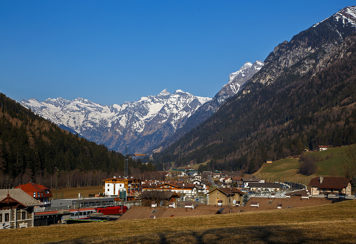 Eine ÖBB Taurus III, ÖBB Reihe 1216 rauscht am 26.03.2022 mit einem EC auf der Brennerbahn durch den Bahnhof Gossensaß/Colle Isarco in Richtung Brenner.