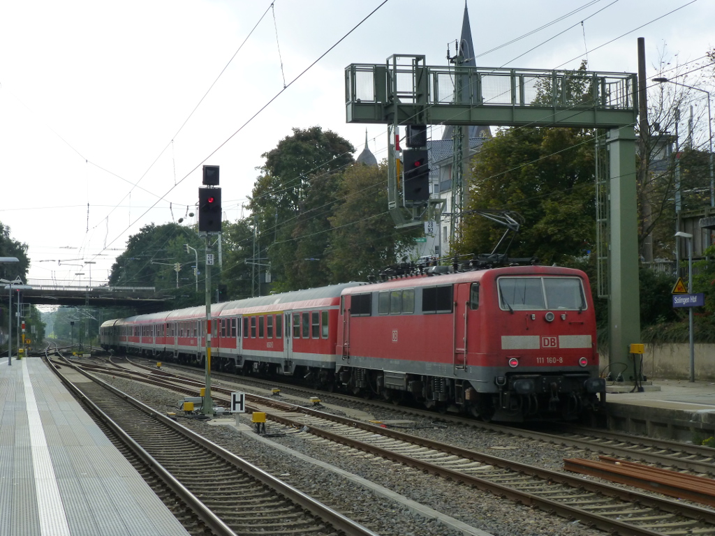 Eine RB 48 mit einer schiebenden 111 160, Solingen, 24. September '13.