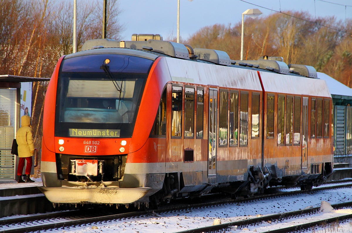 Eine der RB's aus Flensburg nach Neumünster die sonst mit BR 143+3 n-Wagen gefahren wird wird wegen der Nachwirkungen von  Xaver  durch den RBSH Lint 648 002/502 ersetzt. Schleswig 07.12.2013