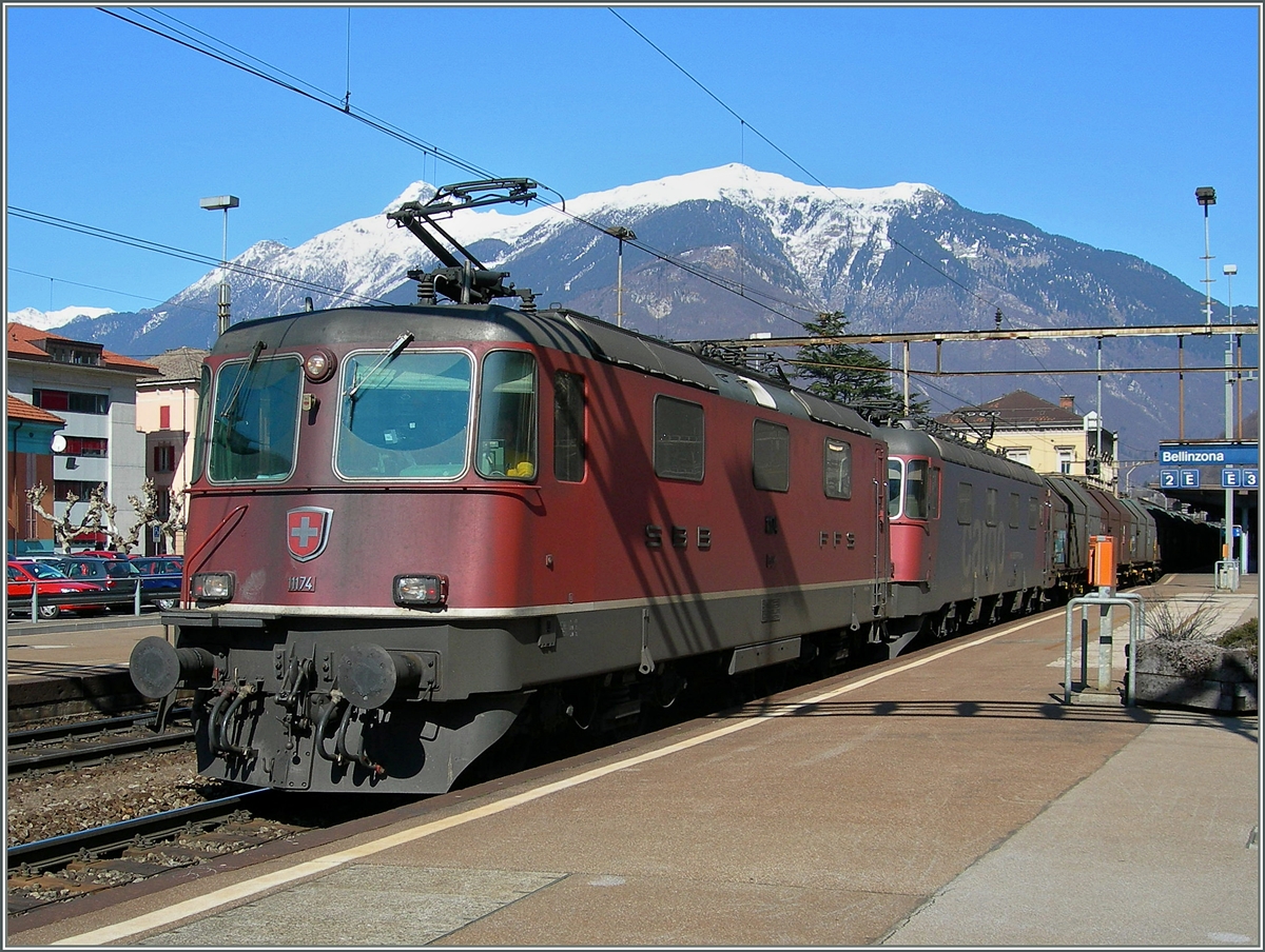 Eine  Re 10/10  (Re 4/4 und Re 6/6) mit einem Güterzug in Bellinzona.
13. März 2006