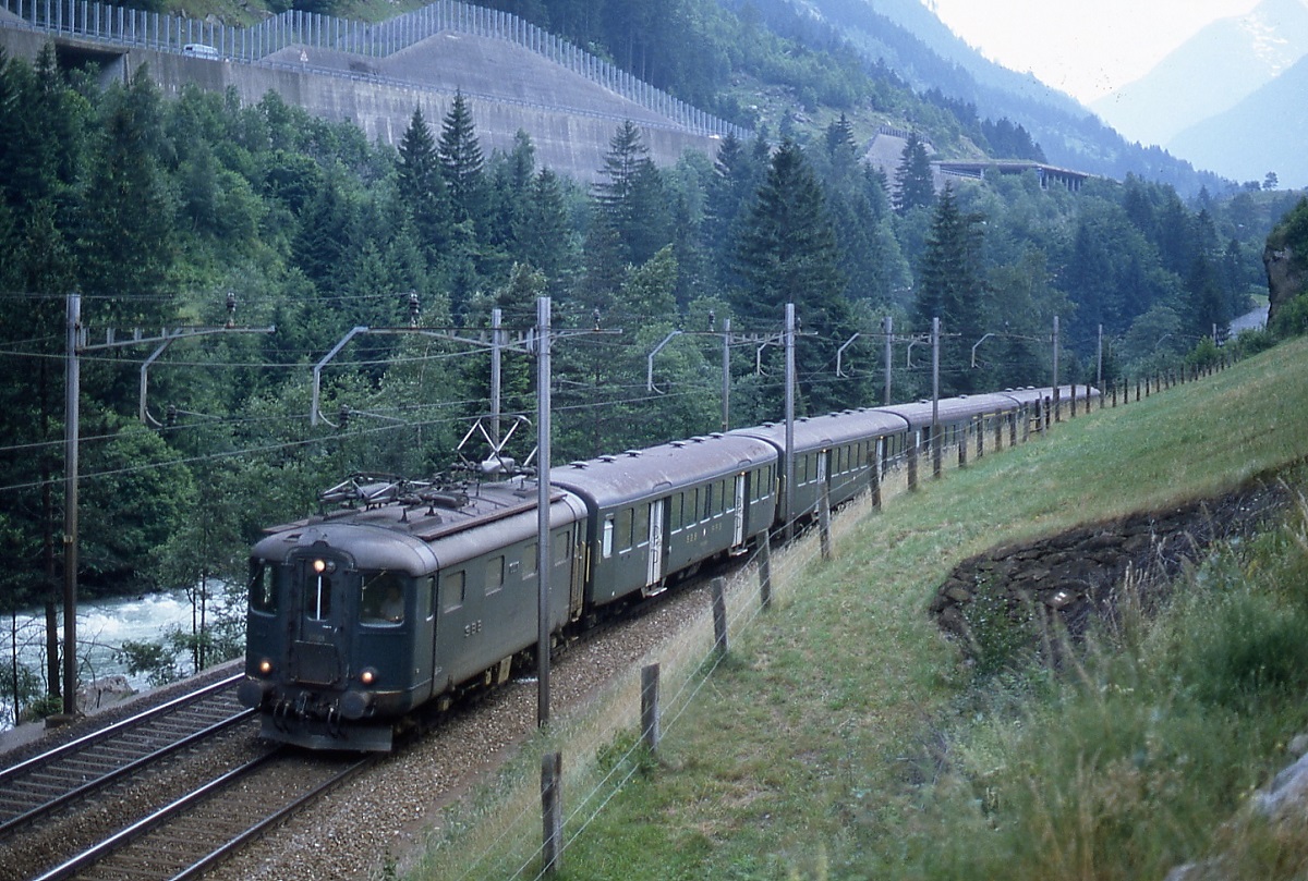 Eine Re 4/4 I fährt im Mai 1980 die Gotthard-Nordrampe hinab