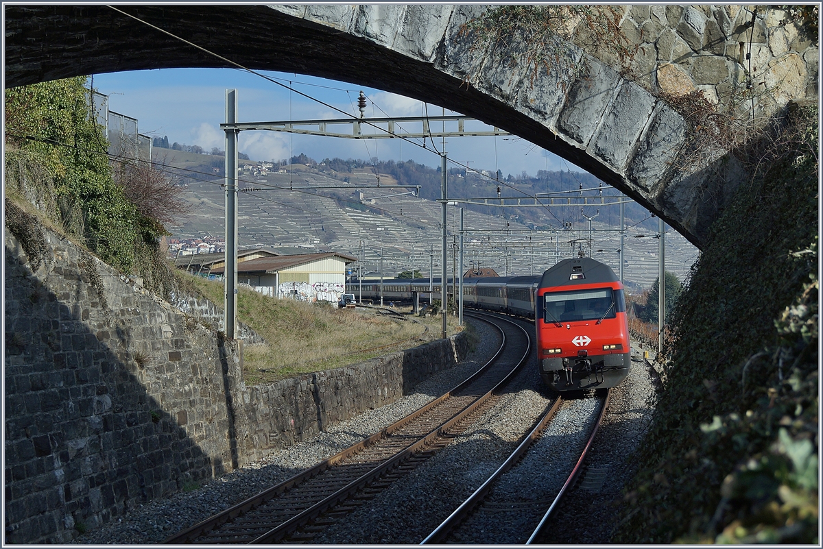 Eine Re 460 fährt mit einem IR von Brig nach Genève durch Cully.
20. Feb. 2018