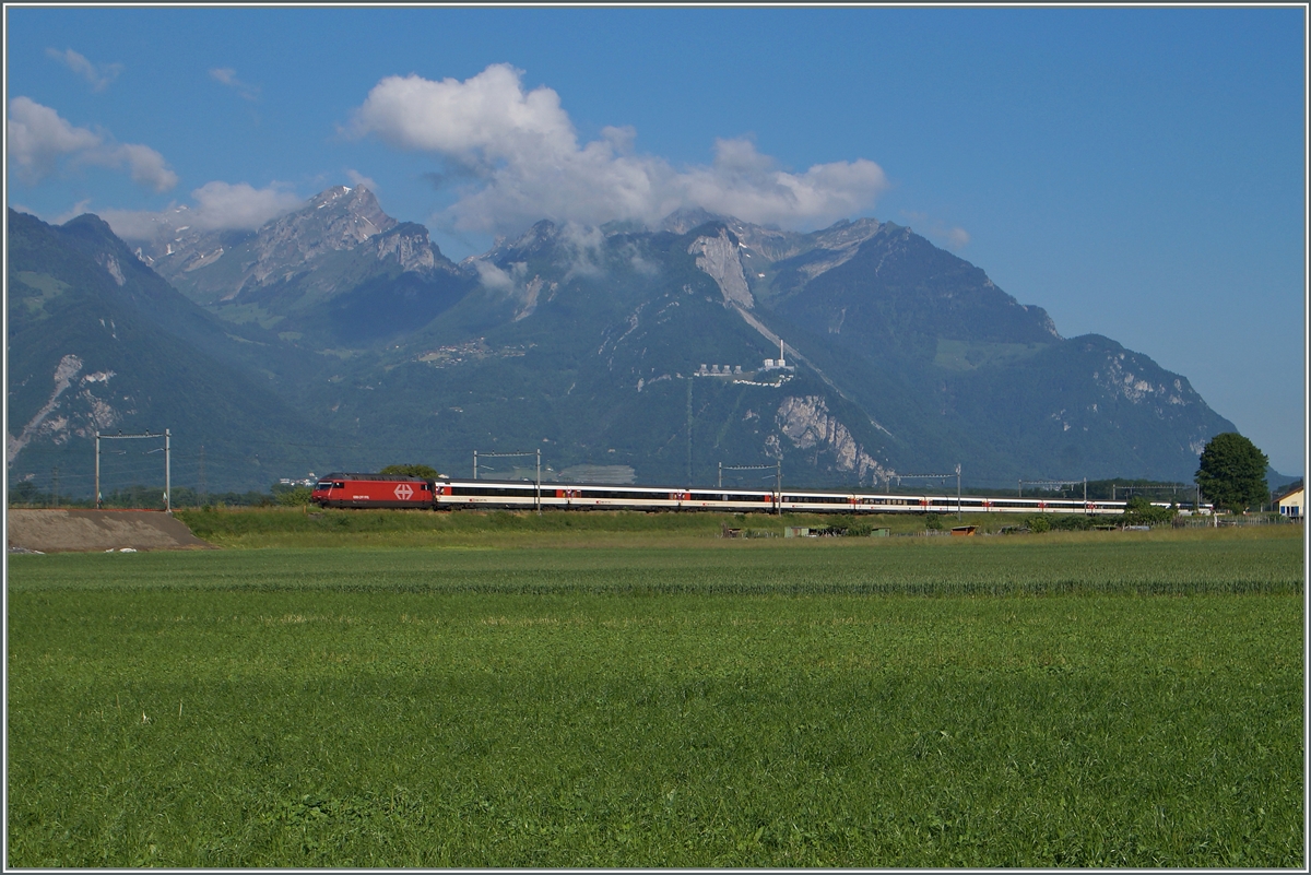 Eine Re 460 mit dem IR 1709 von Genève Aéroport nach Brig kurz vor Aigle. 
27. Mai 2015