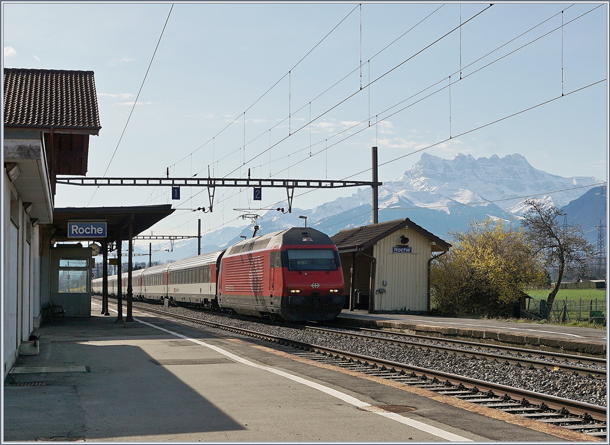Eine Re 460 mit ihrem IR 90 auf der Fahrt nach Genève bei der Durchfahrt in Roche VD, rechts im Bild im Hintergrund sind die Dents de Midi zu erkennen. 

17. März 2020