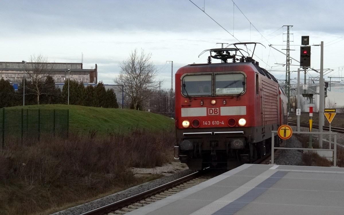 Eine Regionalbahn nach Leipzig Hbf, gebildet aus einer 143 und DR-Doppelstockwagen durchfährt Leipzig Nord.
Aufgenommen im Dezember 2013.