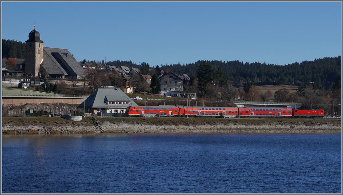 Eine Regionalbahn von Seebrugg nach Freiburg mit der schiebenden 143 332-5 erreicht den Halt Schluchsee.
29. Nov. 2017 