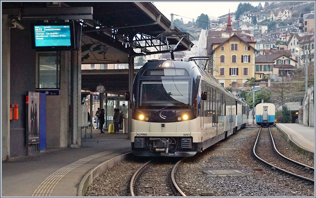 Eine relataiv schecht passende Ersatzkomposition aus Alpina Be 9203. Zwischenwagen und ABe 4/4 wartet in Montreux als  MOB Belle Epoque  auf die Abfahrt nach Zweisimmen.
7. Jan. 2018

