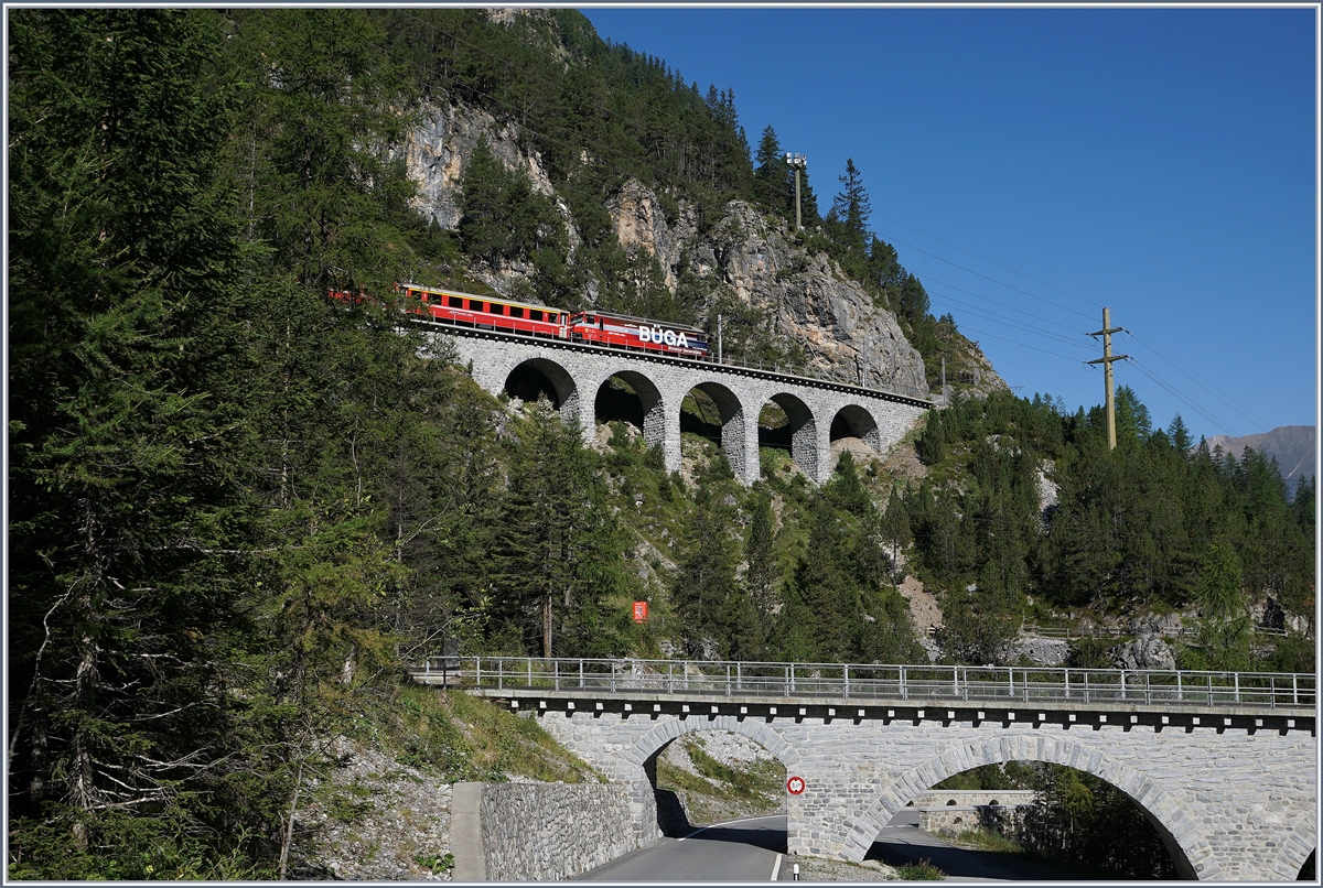 Eine RhB Ge 4/4 III führt den Gegenzug Richtung Chur.
14. Sept. 2016