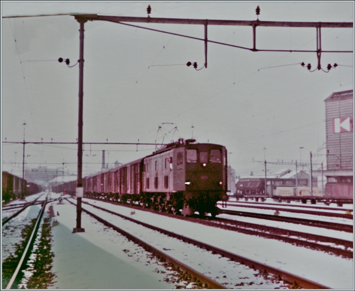 Eine SBB Ae 3/5 ist in Aarau (Rangierbahnhof) im Güterzugdienst tätig.

Analogbild aus dem Jahre 1982