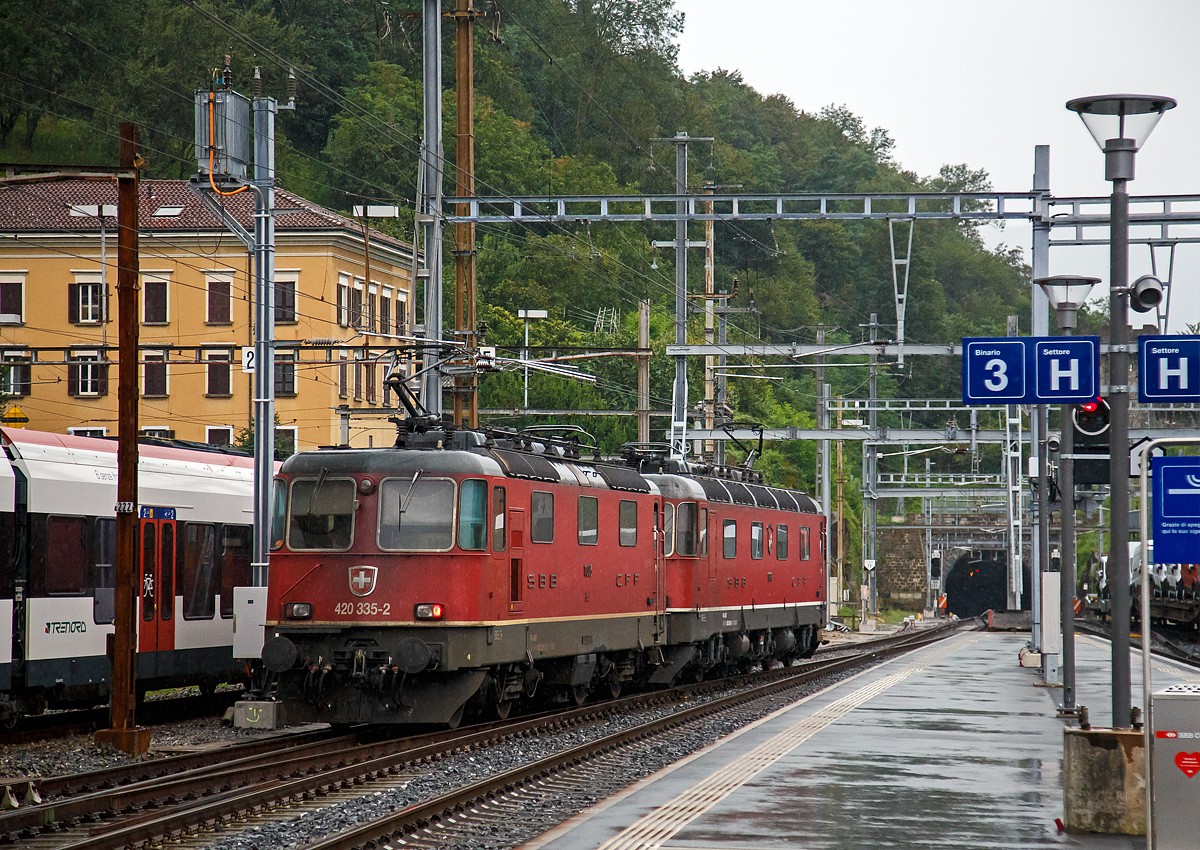 Eine SBB Cargo Re 10/10, bestehend aus der Re 6/6 11666 „Stein am Rhein“ (Re 620 066-1 / 91 85 4620 066-1 CH-SBBC) und der Re 4/4 II 11335 (Re 420 335-2 / 91 85 420 332 CH-SBBC) fahren am 02.08.2019 aus dem Bahnhof Bellinzona In Richtung Chiasso.