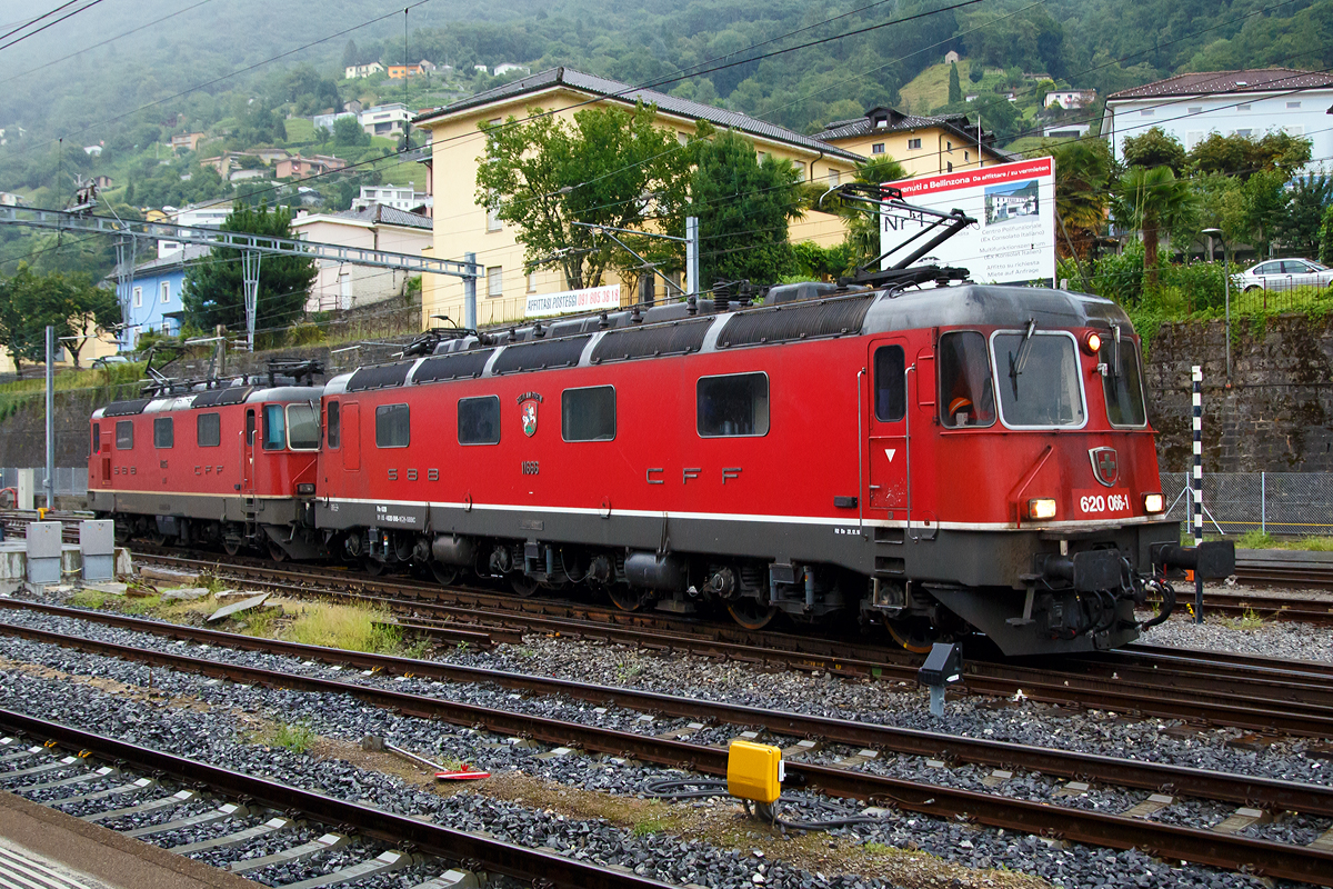 Eine SBB Cargo Re 10/10, bestehend aus der Re 6/6 11666 „Stein am Rhein“ (Re 620 066-1 / 91 85 4620 066-1 CH-SBBC) und der Re 4/4 II 11335 (Re 420 335-2 / 91 85 420 332 CH-SBBC) fahren am 02.08.2019 aus dem Bahnhof Bellinzona In Richtung Chiasso.