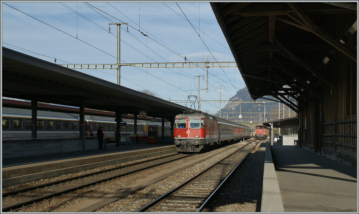 Eine SBB Re 4/4 II erreicht mit ihrem REX von St-Gallen nach Chur den Bahnhof von Landquart. 

1. Dez. 2011