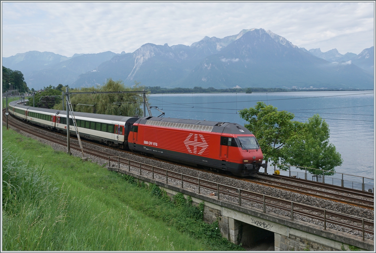 Eine SBB Re 460 ist am Genefersee bei Villeneuve mit einen IR90 von Brig nach Genève Aéroport unterwegs.

27. Juli 2021