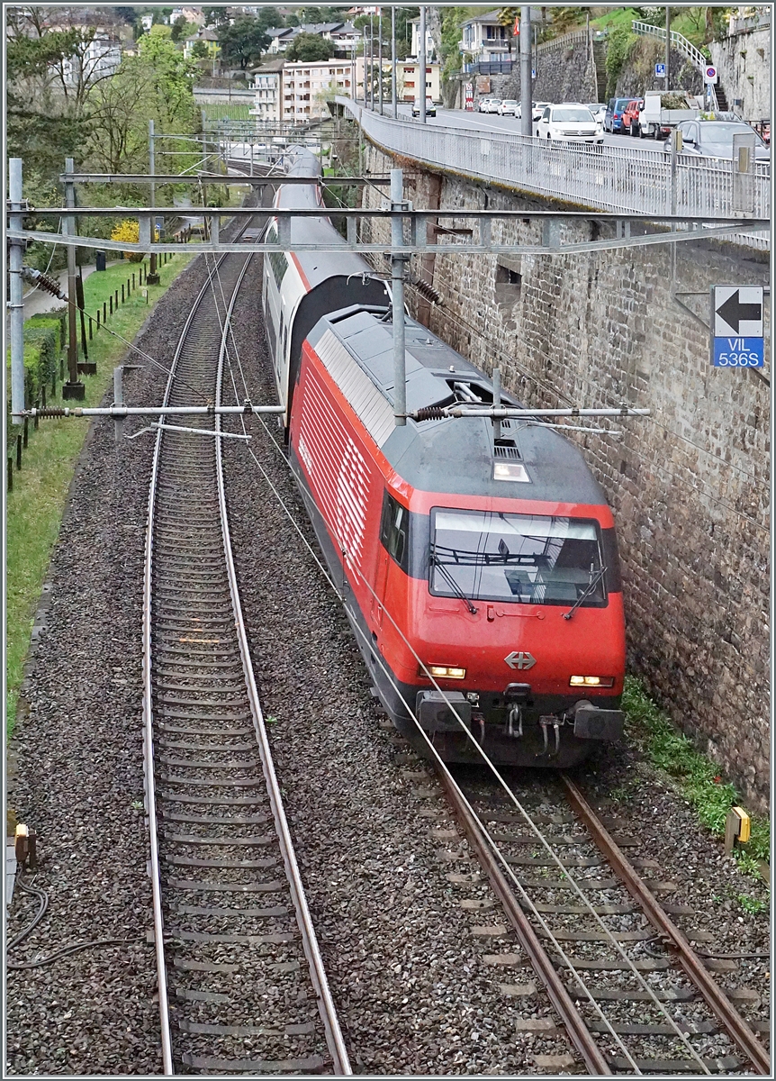 Eine SBB Re 460 ist beim Château de Chillon mit ihrem IR 90 auf dem Weg in Richtung Wallis. 

1. April 2024