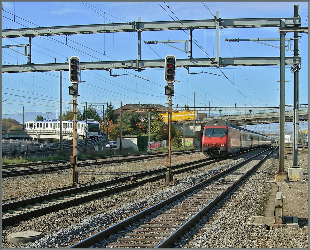 Eine SBB Re 460 erreciht mit eienm IR Renens währnd links im Bild ein Bem 550 der TSOL bzw. m12 wegfährt.
27. Okt. 2017