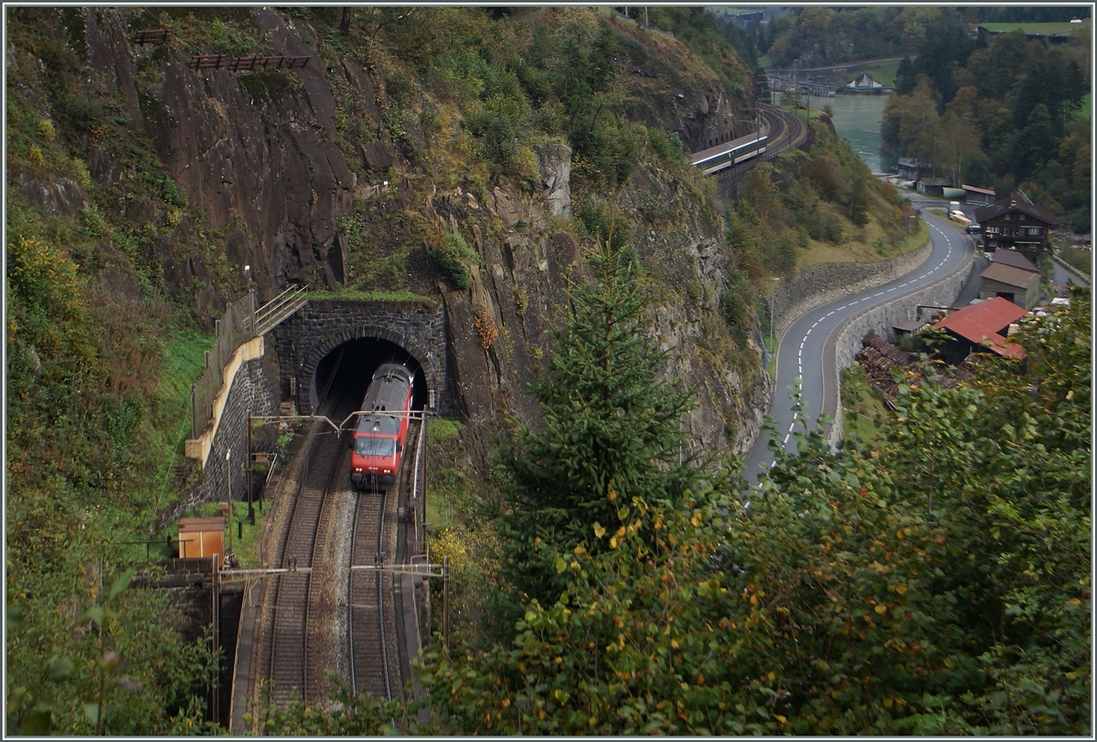 Eine SBB Re 460 erreicht mit ihrem IR die  Untere Meinareusbrücke . 
10.10.2014