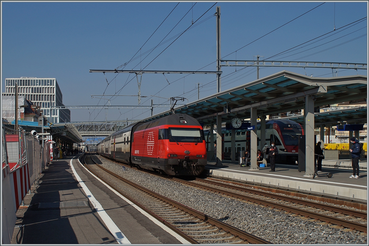 Eine SBB Re 460 fährt mit ihrem IR 15 (Luzern- Geneève-Aéroport) in Lausanne durch. Der Standpunkt dürfte ziemlich gennau jendem des Bilder mit den Re 4/4 II (Bild ID  775694) entsprechen. 

10. März 2022