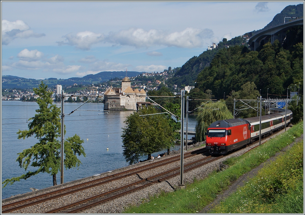 Eine SBB Re 460 mit einem IR nach Brig beim Château de Chillon.
12. August 2014