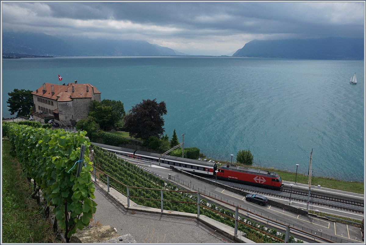 Eine SBB Re 460 mit ihrem IR von Brig nach Genève Aéroport erreicht bei spannendem Wetter die Haltestelle Rivaz; links im Bild das Château de Glérolles.
Dies Bild wurde nur gerade gerichtet, jedoch nicht entzerrt. 
23. Juli 2017