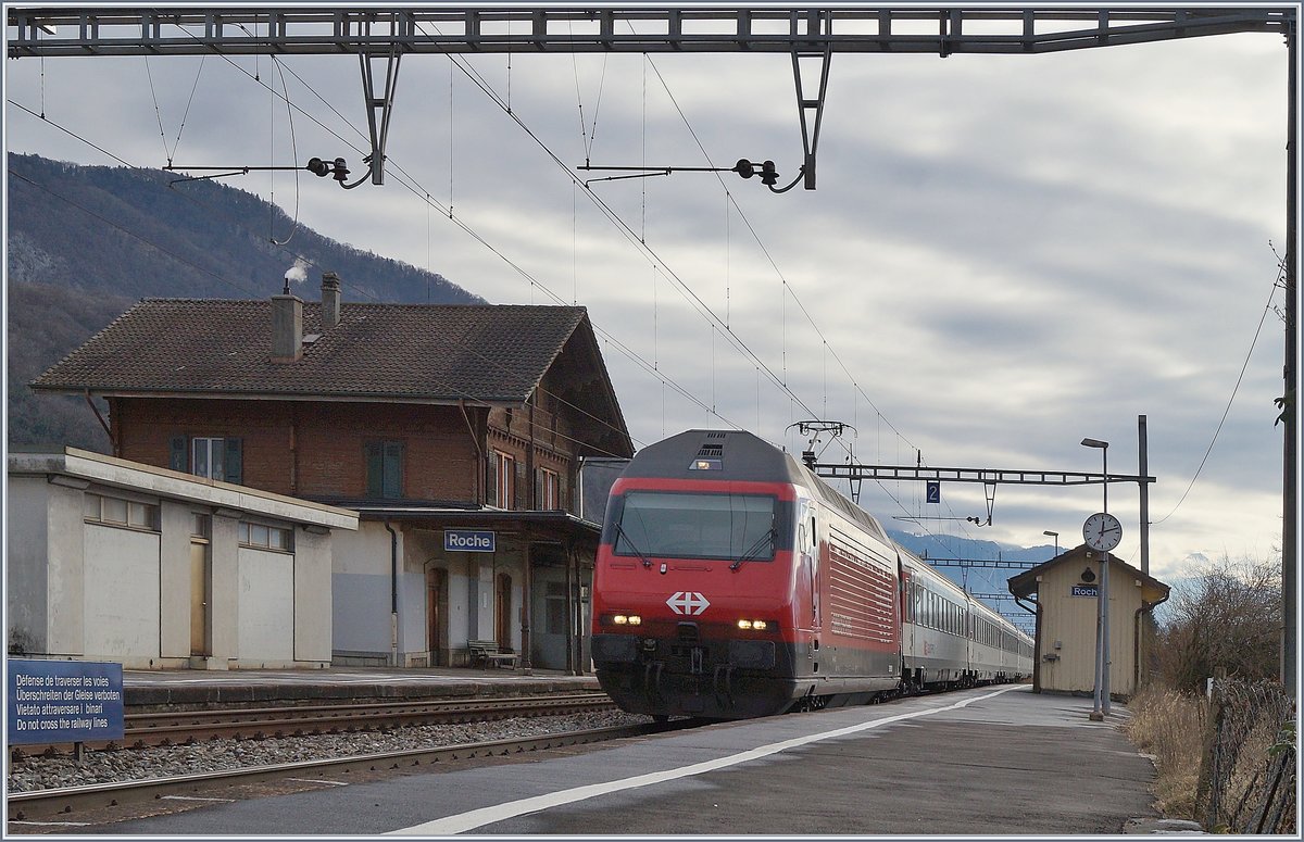 Eine SBB Re 460 mit dem IR 1716 bei der Durchfahrt in Roches VD am 6. Jan. 2019.