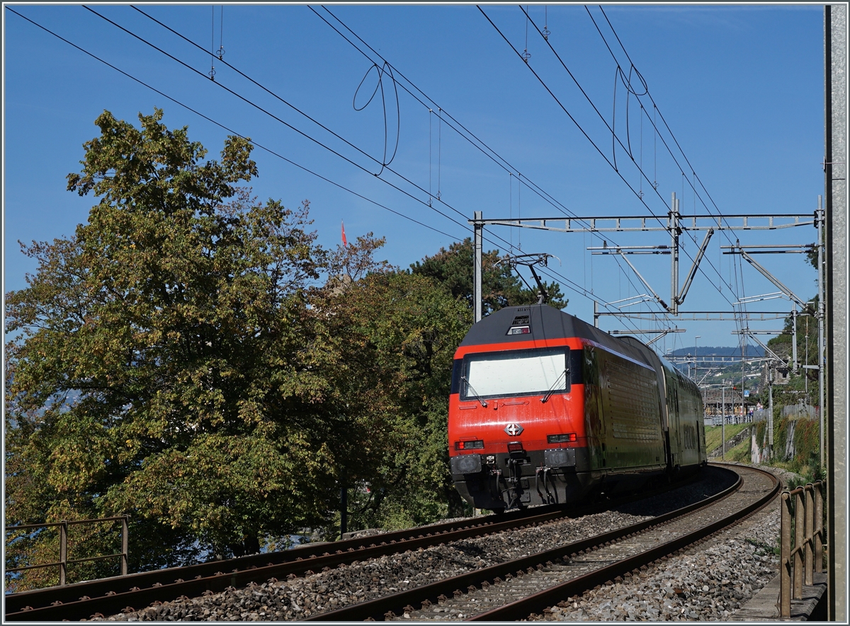 Eine SBB Re 460 schiebt beim Château de Chillon eine IR90 bestehend aus Doppeltstockwagen in Richtung Genève. Das Château de Chillon versteckt sich leider hinter den Bäumen, nur die schlaffe Schweizerfahne ist wage zu erkennen. 

1. Okt. 2021 