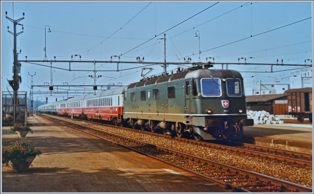 Eine SBB Re 6/6 mit die IC  Mont-Blanc  Genève - Hamburg bei der Durchfahrt in Grenchen Nord.
18. Aug. 1984
