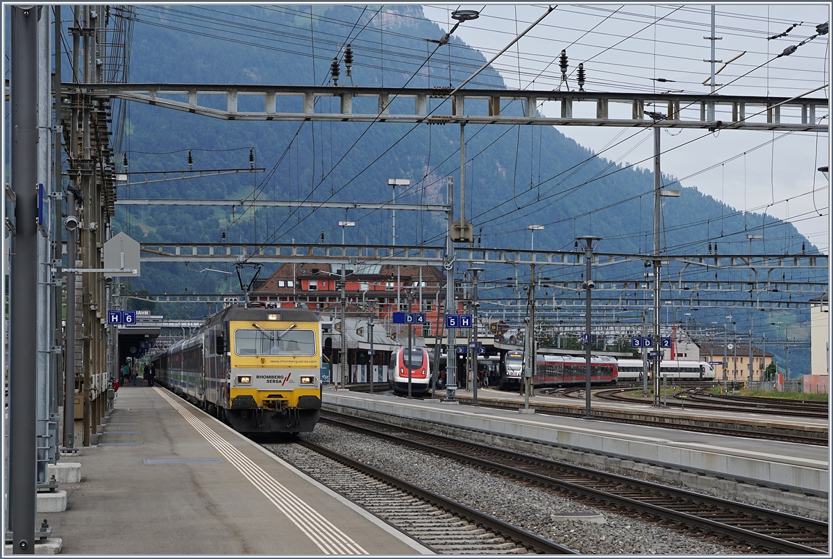 Eine SOB Re 456 verlässt mit ihrem Voralpenexress VAE Arth Goldau in Richutung St.Gallen.
24. Juni 2018