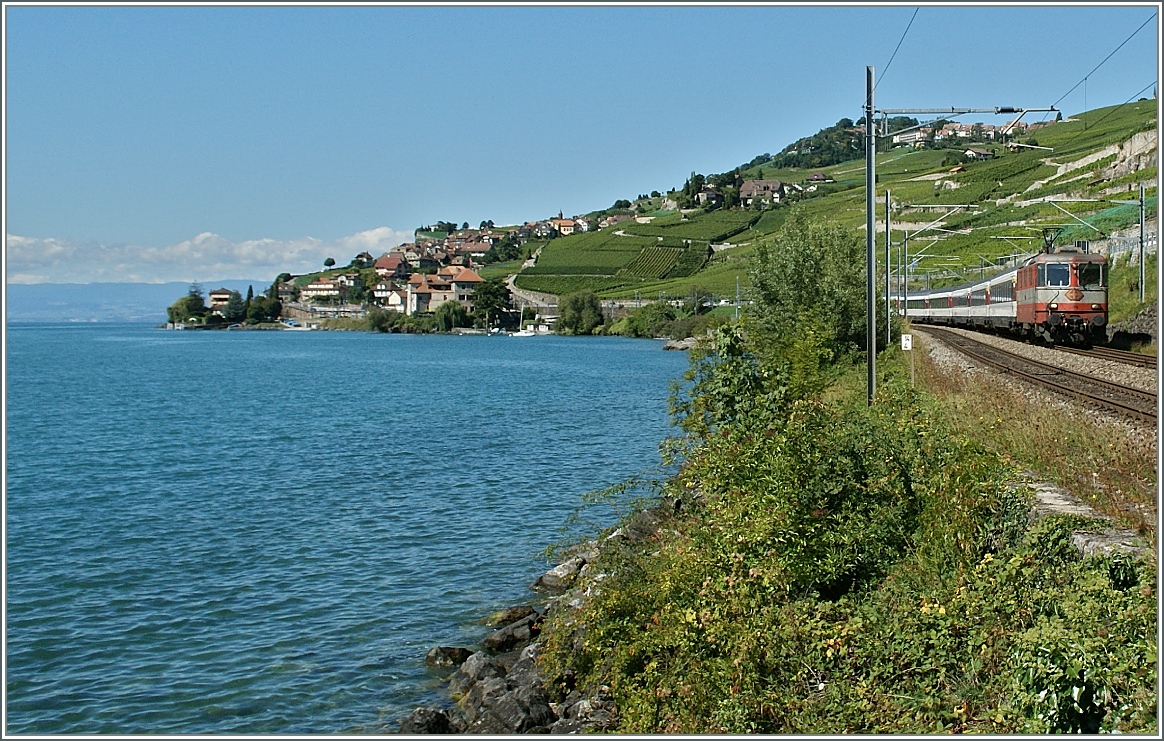 Eine Swiss-Express Re 4/4 II mit dem IR 1417 zwischen Rivaz und St-Saphorin.
9.9.13